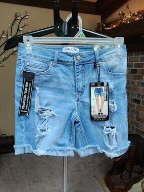 NWT En Jean denim cuffed mid rise destroyed jean shorts sz medium